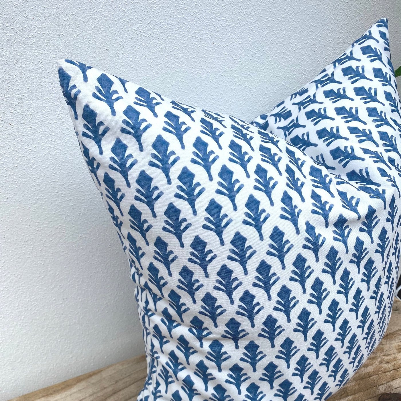 50x50 Blue and White Floral Patterned Cushion